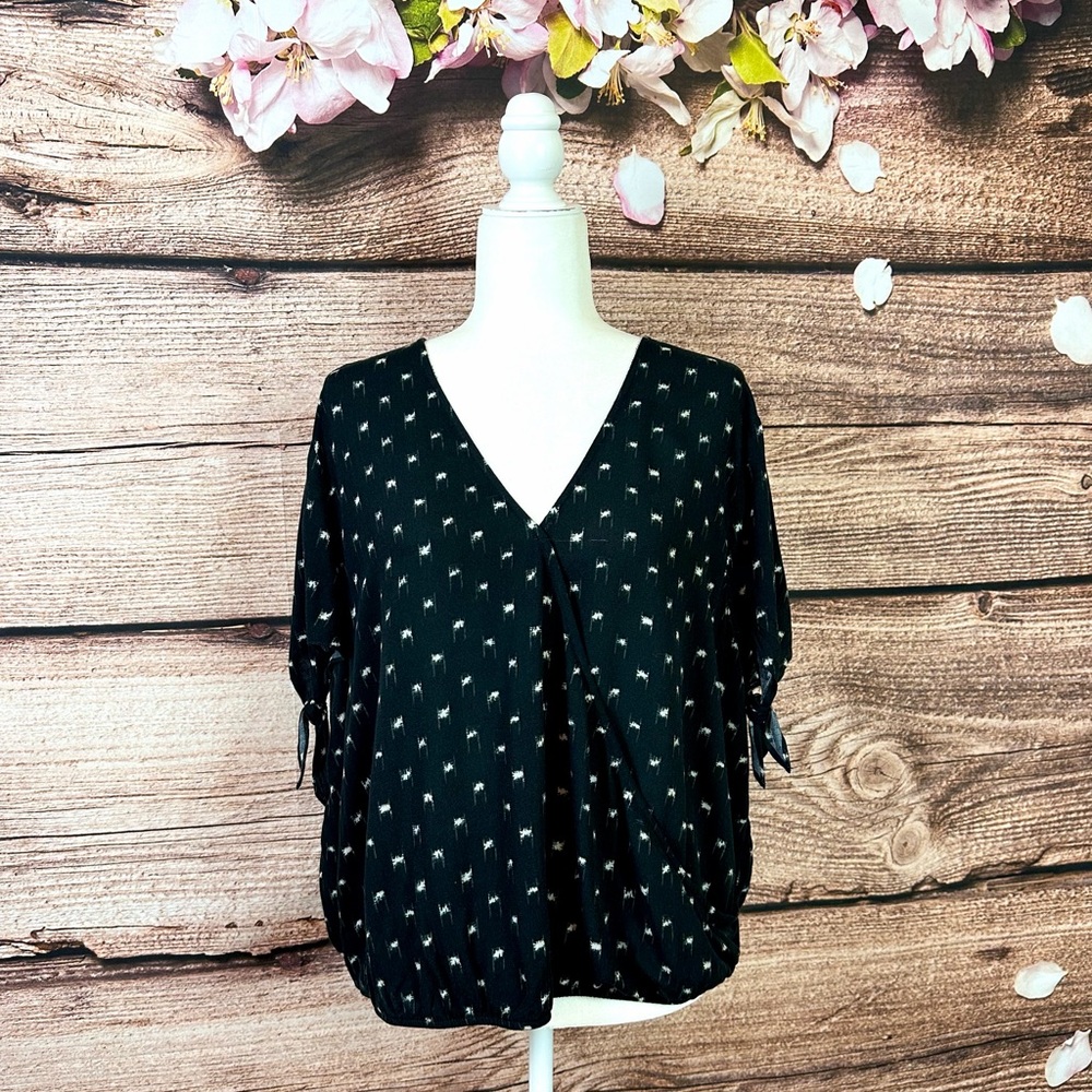 Universal Thread Women’s Rayon Black Abstract Geo Tied Sleeve V-Neck Blouse